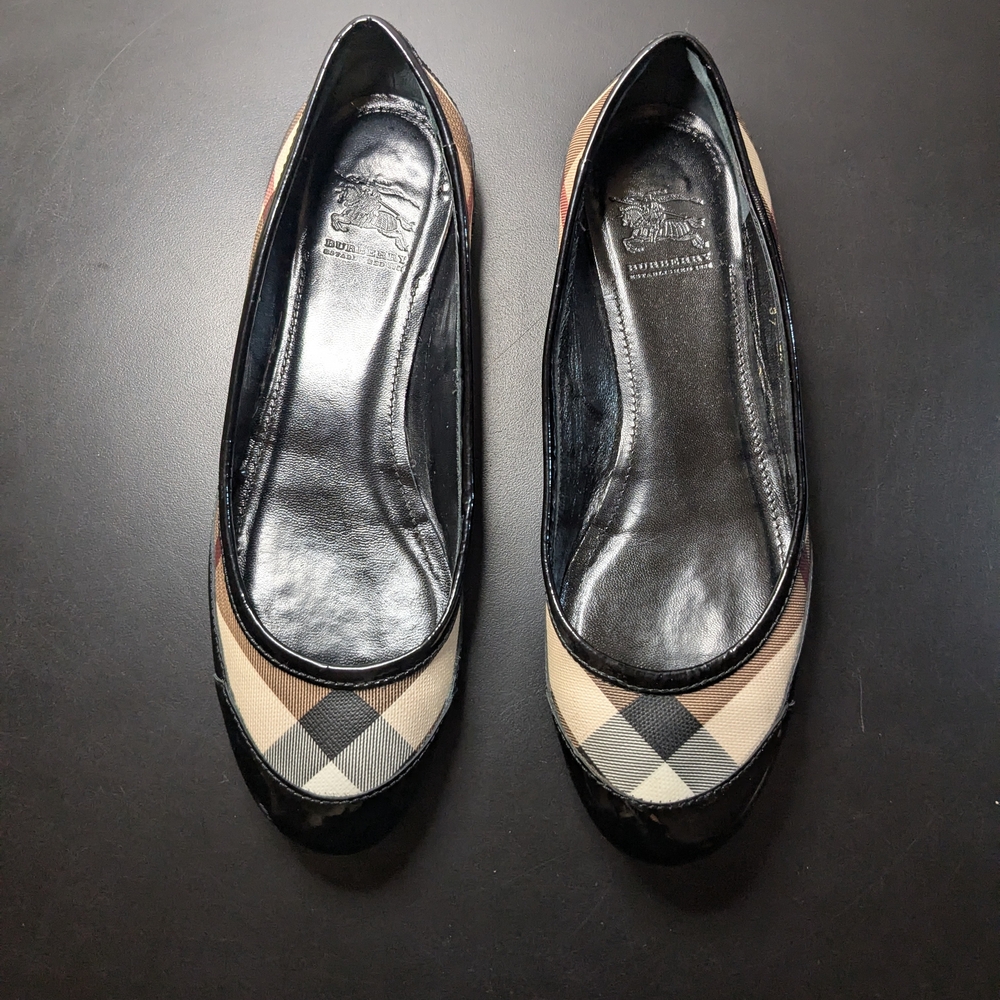 Burberry Women's Black and Beige Checkered Flats